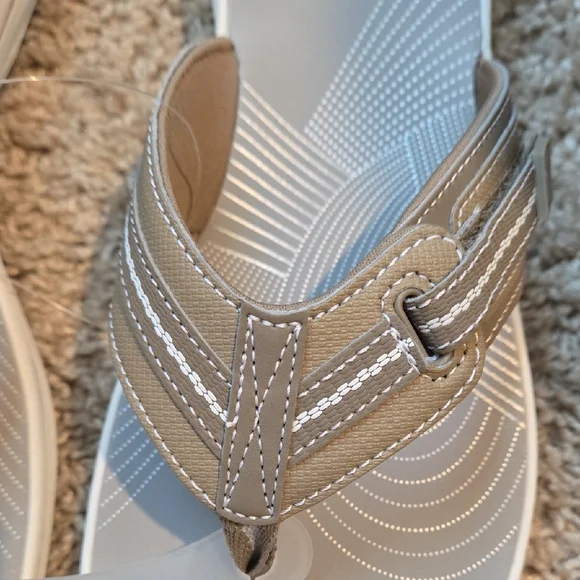 Clarks CloudStepper Tan Adjustable Sandals FlipFlop Cushion Soft Sz 9 - Picture 5 of 6